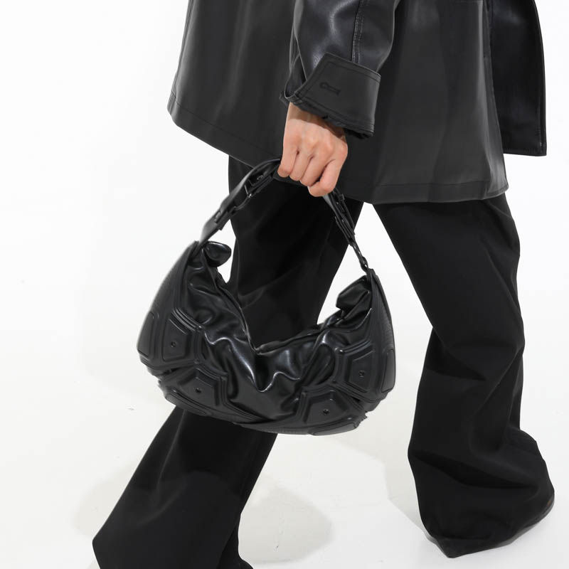 Dunkle Trendige Halbmondförmig – Women Bags 2026 Trends Bewertung und Preis